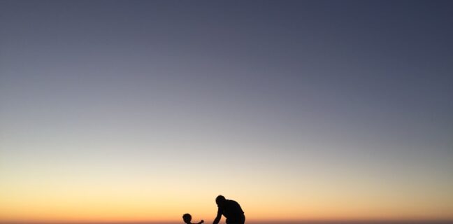 Top 20 Sehenswürdigkeiten von Sierra Leone für den Familienurlaub Photo Family at beach