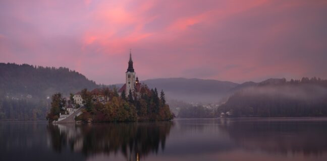 Top 20 Sehenswürdigkeiten von Slowenien für den Familienurlaub Photo Lake Bled