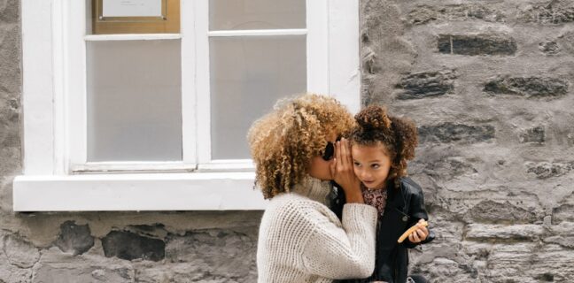 Top 20 Sehenswürdigkeiten von Kamerun für den Familienurlaub Photo Family at Waterfall