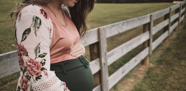 25. ssw. Einfach alles was Du über die 25. Schwangerschaftswoche wissen musst. Photo Baby bump