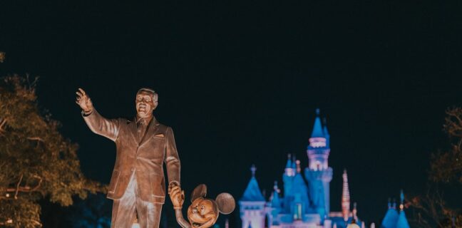 Top 20 Sehenswürdigkeiten von Kosovo für den Familienurlaub Photo Family at castle