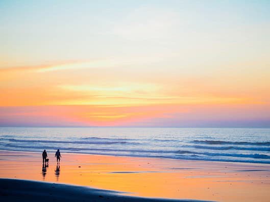 Top 20 Sehenswürdigkeiten von Benin für den Familienurlaub Photo Family at beach