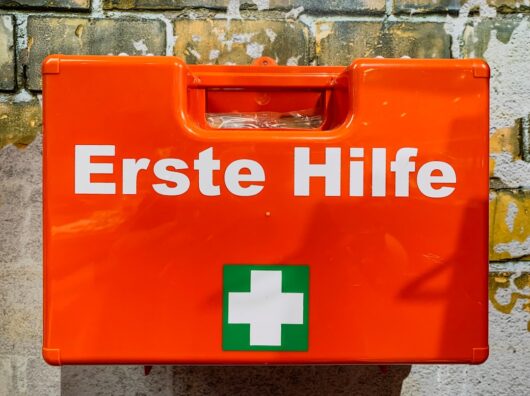 Was ist Erste Hilfe? Alles, was du wissen musst! Photo First aid kit
