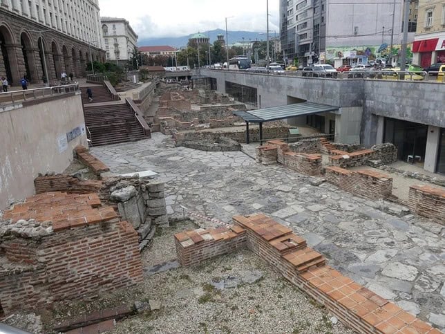 Am Eingang zur Metrostation Serdica