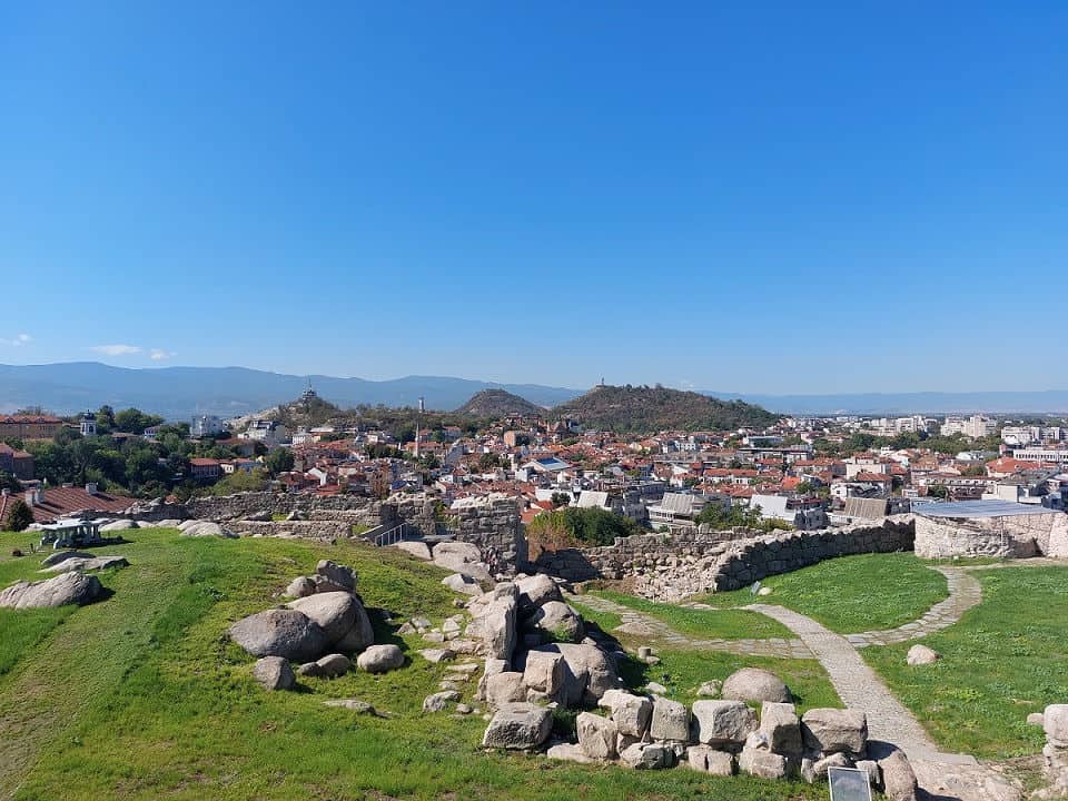 Blick über die Ausgrabungsstätten des alten Philippopolis auf Plovdiv