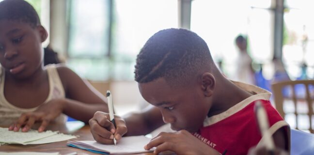 Schuluniform: Solltest du sie tragen? Photo School children