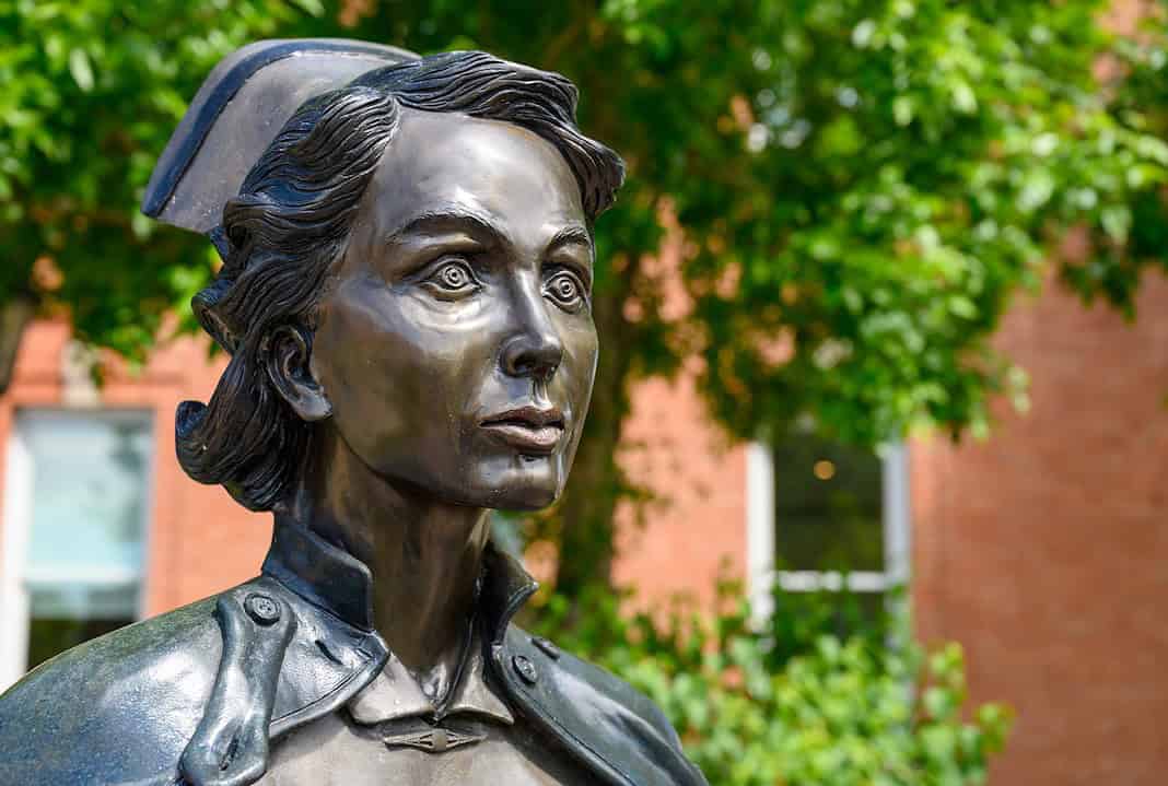 Alles über die Pflegefachassistenz Ausbildung Photo Nurse assisting