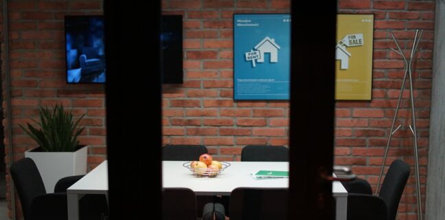 Weiterbildung Kauffrau für Büromanagement: Wie du deine Karriere vorantreiben kannst Photo Office desk