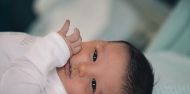Stillen und Medikamente: Was du wissen solltest Photo Breastfeeding and medication: "Mother holding baby"