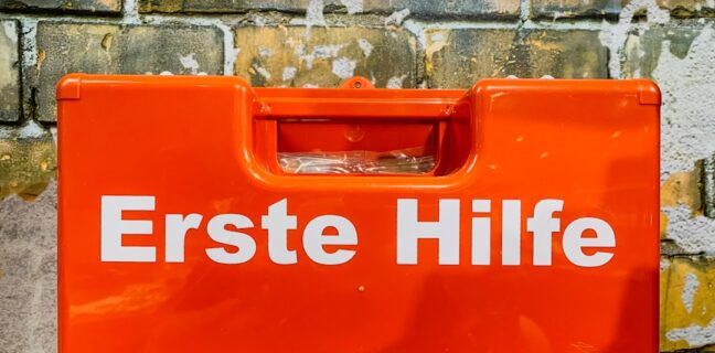 Warum ist Erste Hilfe wichtig? – Schütze dich und andere! Photo First aid kit