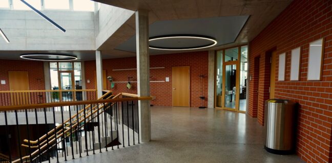 Das zweigliedrige Schulsystem: Was du darüber wissen solltest Photo School building