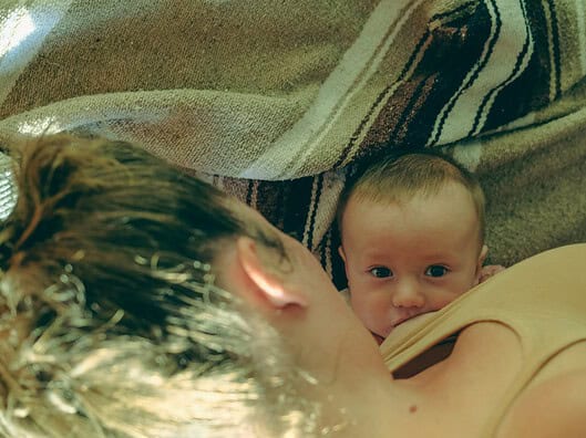 Wie du dein Baby in den Schlaf stillst Photo Mother breastfeeding