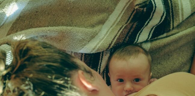 Wie du dein Baby in den Schlaf stillst Photo Mother breastfeeding