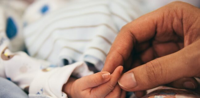 Die süßesten Babysprüche für dich Photo Cute baby in onesie