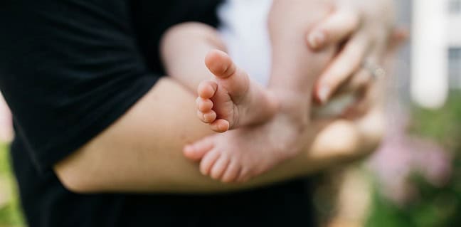 Wochenbett Hebammen: Warum du eine brauchst Photo Newborn baby