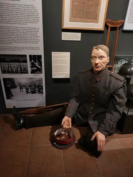 Kriegsinvalide am Beginn der Ausstellung