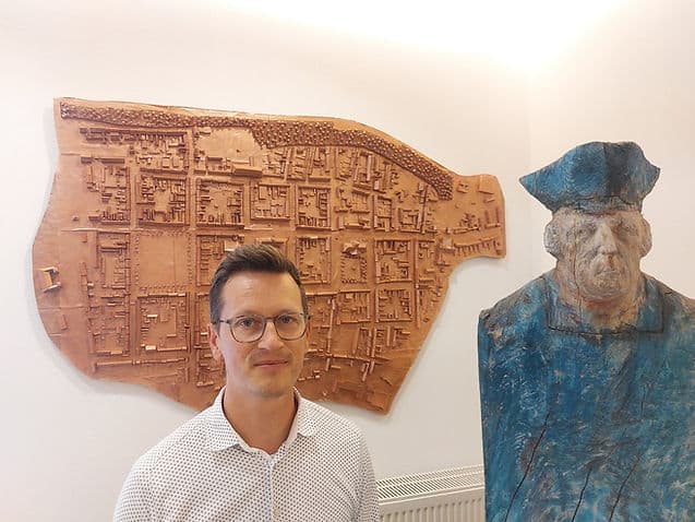 Mario Zetzsche vor einem Stadt-Relief und einer preisgekrönten Skulptur des Gdansker Bildhauers Slawoj Ostrowski von Friedrich dem Großen