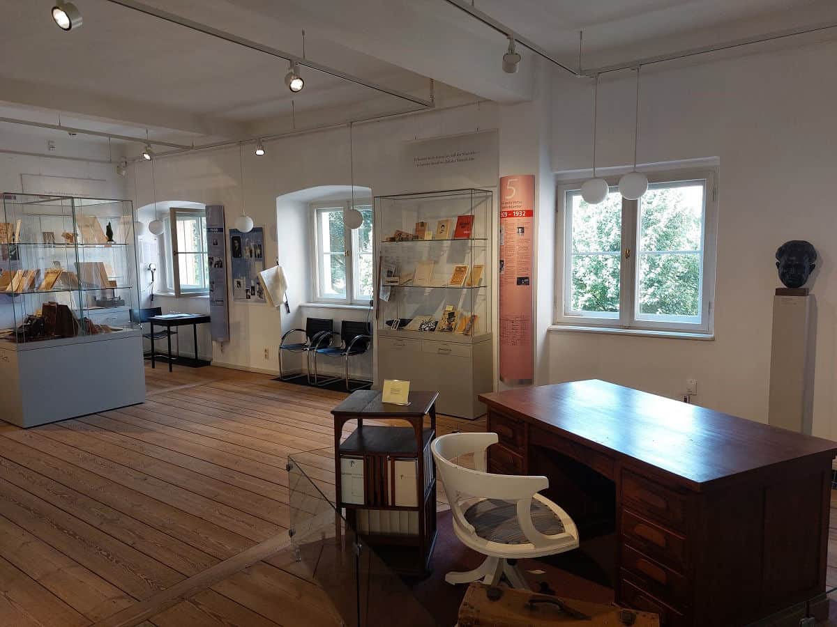 Blick in den Ausstellungsraum des Tucholsky-Museums