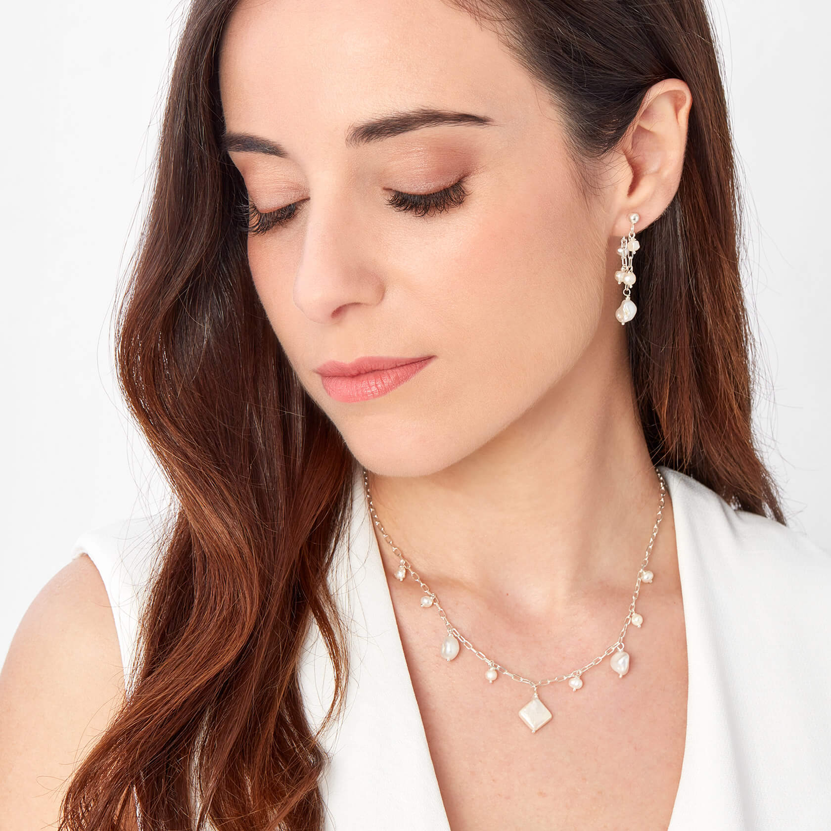 Pendientes de perla irregular y cadena nakar