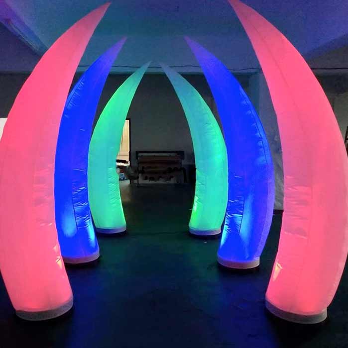 cônes gonflables multicolores