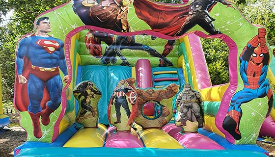 chateau-gonflable-super-heros structure gonflable avec toboggan