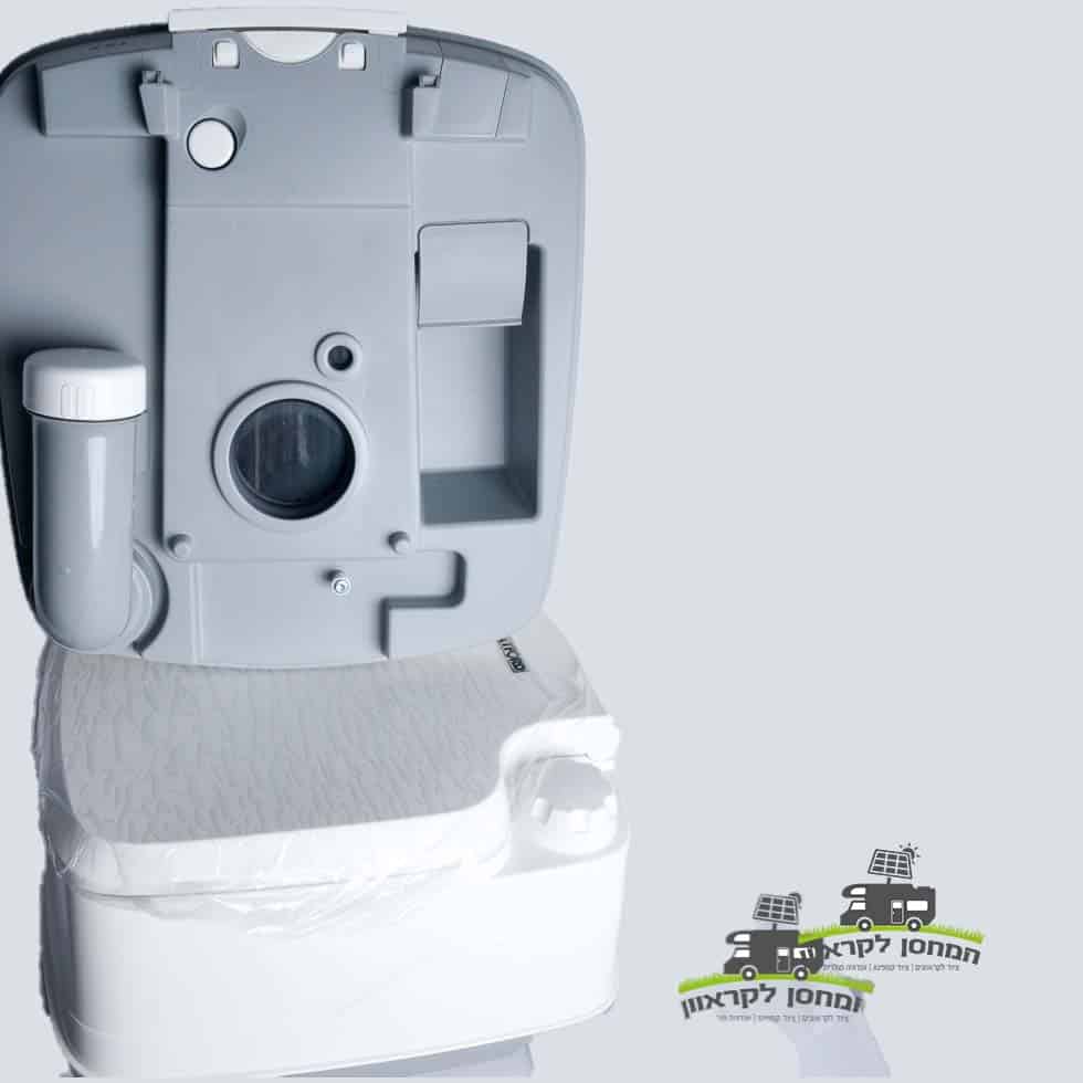 אסלה כימית ניידת מדגם THETFORD 165 מוצגת על רקע חלק, הכוללת מיכל פסולת נשלף ומנגנון שטיפה לצד לוגו בעברית - מוצגת כאביזר חיוני למערכות אנרגיה סולארית שאינן מחוברות לרשת החשמל, מתקני קמפינג פוטו-וולטאיים, תחנות כוח ניידות ותשתיות אנרגיה מתחדשת בת קיימא.