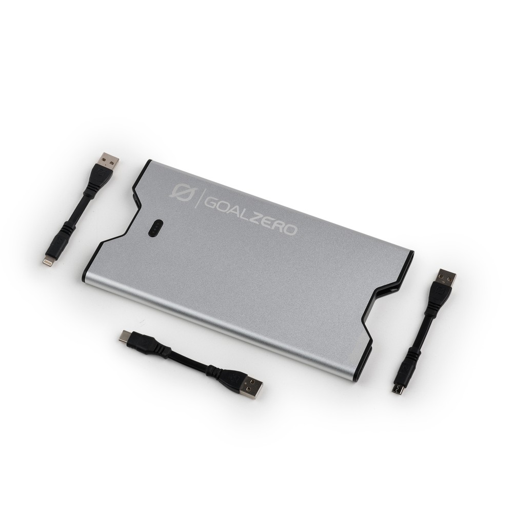 The סוללת גיבוי 40Wh SHERPA40 בכסף מוצגת עם שלושה כבלי USB ולחצני טעינה, אידיאלית שימוש במערכות אנרגיה סולארית ופוטו-וולטאית לאגירה יעילה של חשמל מתחדש, על רקע לבן המדגיש את החדשנות התחום והשתלבות בתשתיות אנרגיה ירוקה.