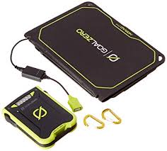 ערכת סוללת גיבוי IPX6 28Wh VENTURE30 כוללת פאנל סולארי נייד יעיל במיוחד מדגם Goal Zero המשתמש בטכנולוגיה פוטו-וולטאית מתקדמת לייצור אנרגיה נקייה ומתחדשת. כמו כן כלולים כבל טעינה ושני טבעות צהובות עמידות, היוצרות תחנת כוח ניידת אמינה, אידיאלית לפתרונות חשמל מחוץ לרשת החשמל ולתשתיות אנרגיה בת קיימא. כל הרכיבים מסודרים על רקע לבן.