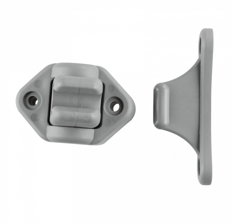 שני תפסי בטיחות לדלתות קרוואן מפלסטיק אפור עם חורי ברגים, מוצגים ממבט קדמי ומצדדי - חומרה חיונית להרכבה מאובטחת של תחנות כוח ניידות, גנרטורים סולאריים או ציוד מערכת פוטו-וולטאית במהלך קמפינג באנרגיה מתחדשת. אידיאלי לארגון אביזרים סולאריים ותמיכה בתשתית חשמל ניידת מחוץ לרשת.