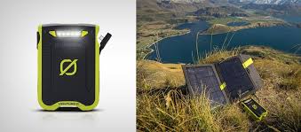 תחנת הכוח הניידת VENTURE30 מדגם סוללת גיבוי, בעלת תקן IPX6 28Wh, מוצגת בחוץ ליד אגם והרים, מחוברת לפאנלים סולאריים פוטו-וולטאיים מתקפלים. מערך אנרגיה מתחדשת זה מדגים ייצור חשמל בר-קיימא וטעינה תוך כדי תנועה באמצעות טכנולוגיית אנרגיה סולארית מתקדמת.