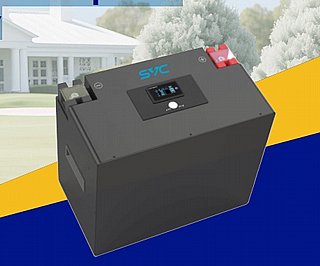 סוללת ליתיום SVC 12.8V 314Ah למערכות אנרגיה סולארית, עם תצוגה ומחברים, על משטח כחול-צהוב, בית ועצים ברקע.