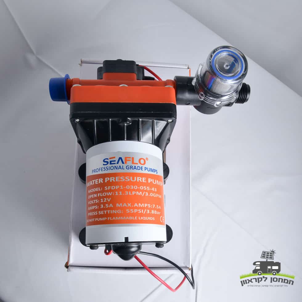 משאבת מים 12V לקרוואן/יאאכטה 11.3 ליטר לדקה עם מסנן, מוצגת על משטח לבן – אידיאלית לפתרונות קמפינג, קרוואנים או יאכטות המופעלות באנרגיה סולארית; מתאימה למערכות פוטו-וולטאיות שתיות אנרגיה מתחדשת לצורך ניהול מים יעילים במערכות ייצור חשמל סולארי.