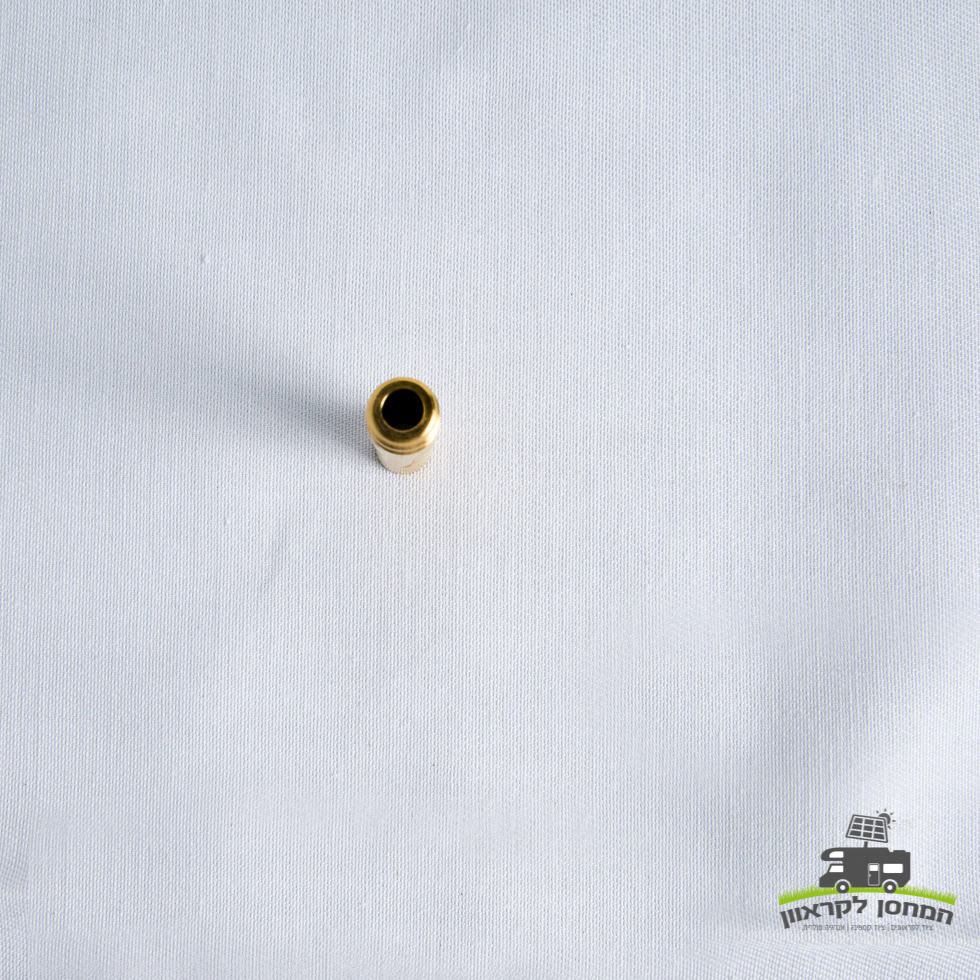 פיה אחת לגז חיצוני (פיית גז חיצונית) מונחת על משטח בד לבן, עם לוגו קטן וטקסט עברי המתייחסים לתחנת כוח ביתית (תחנת כוח ביתית), הממחישה רכיבים המשולבים לעתים קרובות במערכות אנרגיה מתחדשת ותשתיות פוטו-וולטאיות לייצור חשמל מבוזר המופעל על ידי אנרגיה סולארית.