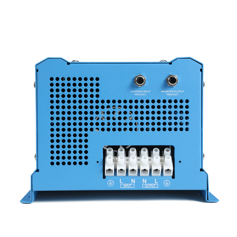 ממיר/מטען מכני משולב קומבי חד פאזי COSUPER 3000W 24V בצבע כחול, כולל חורי אוורור לקירור אופטימלי, שני פורטים ושישה מחברים מסומנים לכניסת טעינה מהירה וליציאת ממיר — פתרון אנרגיה מתקדם לשילוב מערכות אנרגיה סולארית ופוטו-וולטאית להמרת וחלוקת חשמל, קמפיינים יעילים לבקר.