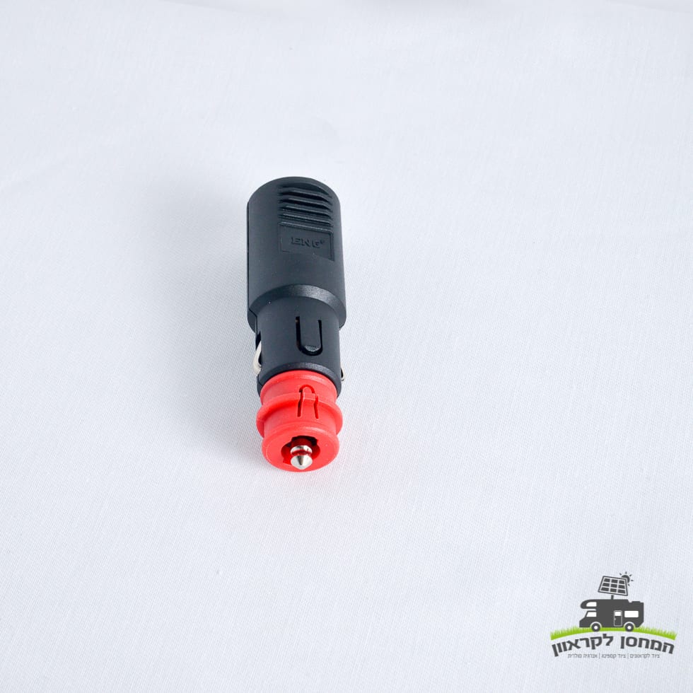 מטען מצית דגם בוש 12V בצבע שחור ואדום מונח על משטח לבן, מתאים לשילוב במערכות אנרגיה סולארית ופוטו-וולטאית בקרוואנים ובציוד קמפינג; אידיאלי כאביזר תומך בהפקת חשמל אנרגיה מתחדשת ובתשתיות ניידות לאנרגיה ירוקה.