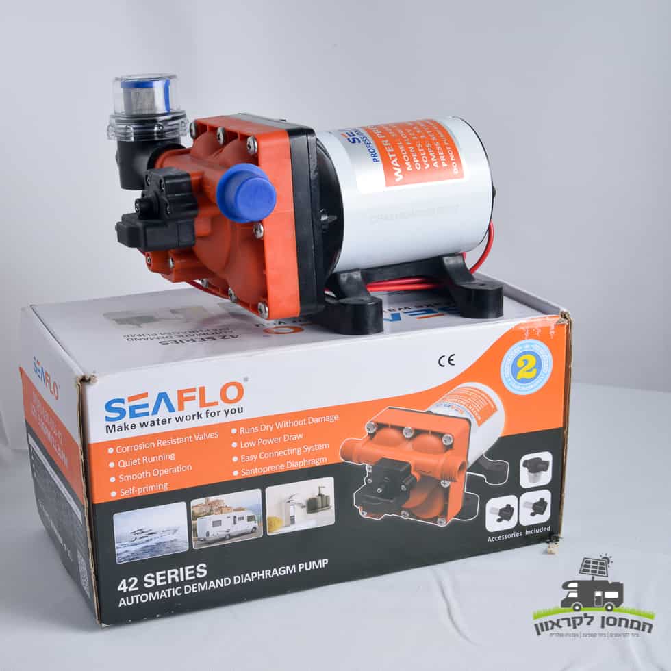 משאבת מים 12V לקרוואן או יאכטה, קצב זרימה 11.3LPM, מוצגת על גבי קופסתה מפרט ויתרונות ליישומי אנרגיה סולארית—פתרון אידיאלי למערכות תשתית אנרגיה מתחדשת, הפקת חשמל פוטו-וולטאית ושימוש עם תחנות כוח סולאריות ניידות בזמן קמפינג.