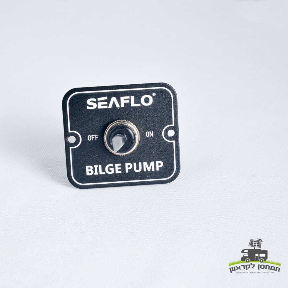 מתג ON/OFF שחור חיצוני של SEAFLO, אידיאלי למערכות אנרגיה סולארית, פוטו-וולטאית טכנולוגיה, תחנות כוח מתחדשת ופתרונות ייצור חשמל ניידים; מוצג על שטח לבן.
