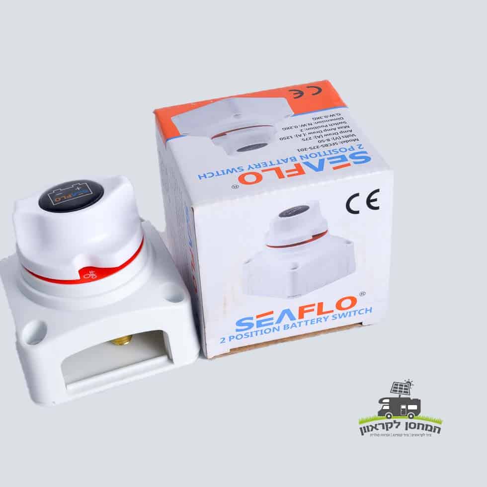מפסק SEAFLO DC בצד אריזתו על משטח אפור בהיר—פיתרון אידיאלי למערכות אנרגיה סולארית, טכנולוגית פוטו-וולטאית ותשתיות ייצור חשמל מתחדש לקמפינג וקרוואנים.