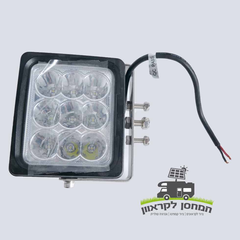 פנס עבודה LED 120W 12V הכולל תשע נורות LED יעילות במיוחד במארז מרובע, מיועד למערכות אנרגיה סולארית ומתקנים פוטו-וולטאיים; כולל אביזרי הרכבה וחיווט חשוף - אידיאלי לתשתיות אנרגיה מתחדשת. בפינה הימנית התחתונה מוצג לוגו עברי עם סמל משאית.