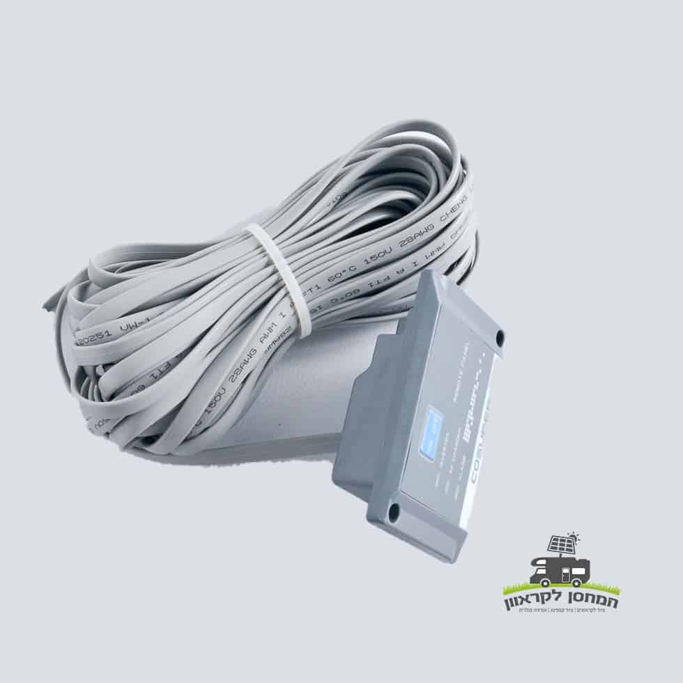 שלט רחוק לממיר COSUPER בצבע אפור כולל כבל ספירלי ארוך ומעמד פלסטיק, אידי לשילוב במערכות אנרגיה סולארית, פתרונות פוטו-וולטאיים ותחנות כוח ניידות לאנרגיה מתחדשת; מוצג על רקע בהיר.