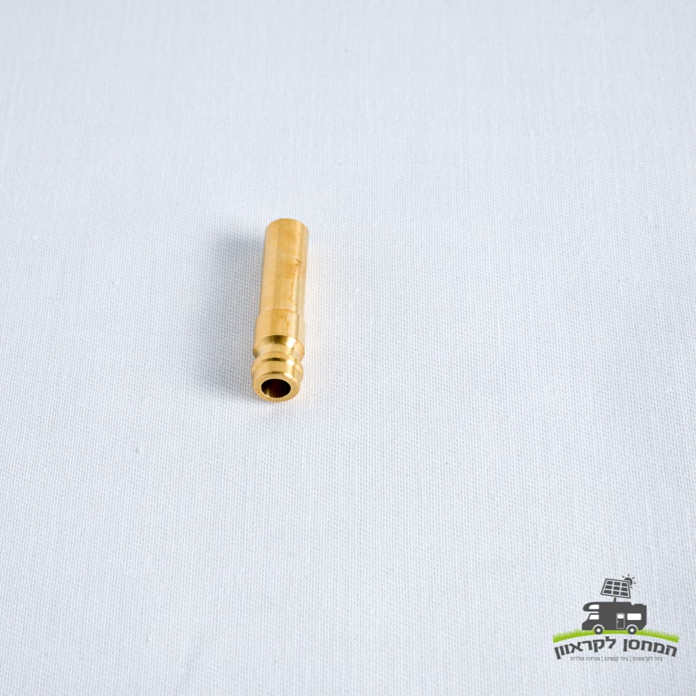 צינור גז חיצוני מפליז למערכות אנרגיה סולארית, המוצג על משטח לבן בעל טקסטורה, ליד לוגו של משאית, כיתוב בעברית ו"תחנת כוח ניידת", הממחיש רכיבים המשמשים בטכנולוגיה פוטו-וולטאית ותשתיות אנרגיה מתחדשת.