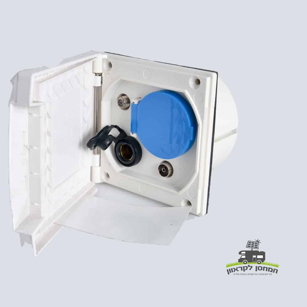 קופסת חיבור חיצונית לקרוואן, כוללת שקע, מצית ואנטנה—פתרון אידיאלי לחיבור והעברת חשמל במערכות אגירה סולאריות וטכנולוגיה פוטו-וולטאית; נועדה לשפר את תשתיות ייצור האנרגיה המתת בקרוואנים—מוצגת על רקע בהיר עם לוגו בפינה הימנית התחתונה.