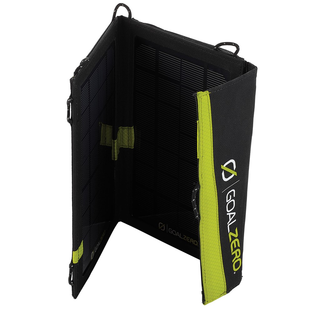 פאנל סולארי מתקפל Goal Zero NOMAD 7 בצבעי שחור וירוק (USB 5.1V, 7W) פתוח חלקית וזקוף, הכולל תאים פוטו-וולטאיים מתקדמים לייצור אנרגיה מתחדשת יעיל - אידיאלי לאספקת חשמל בת קיימא חיצונית וטעינה ידידותית לסביבה של תחנות כוח ניידות.