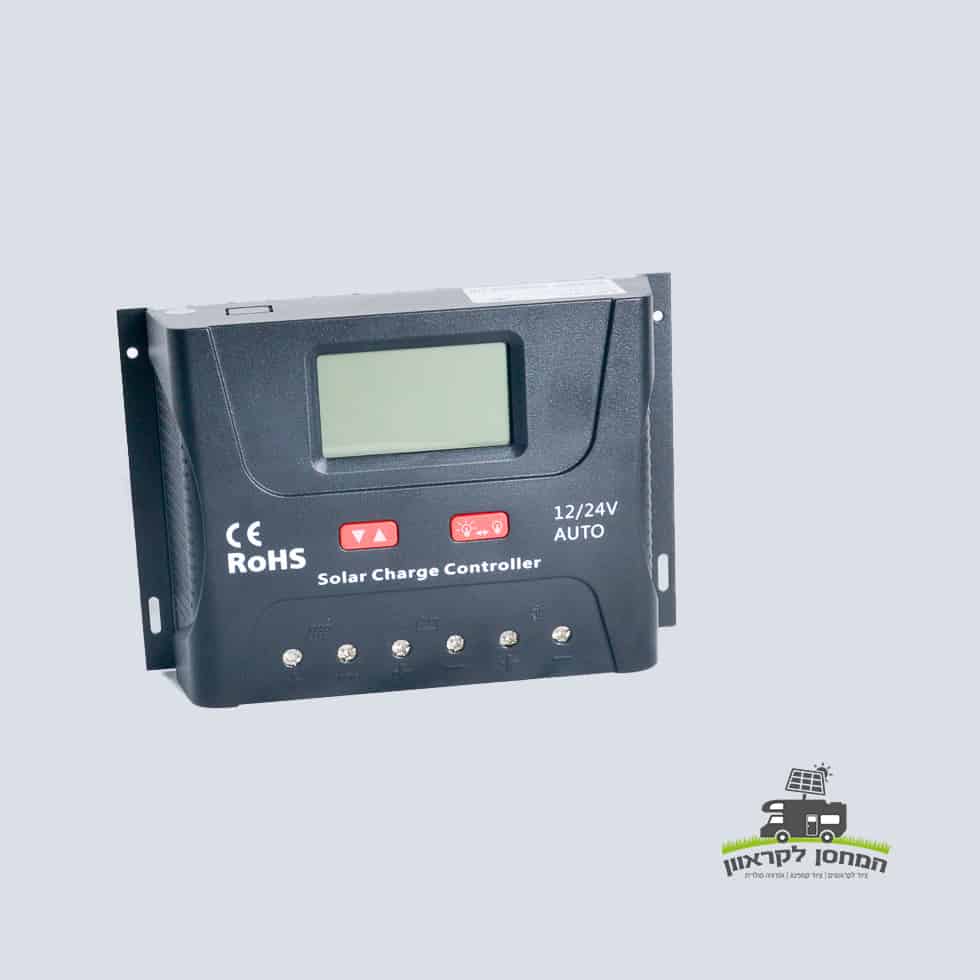 בקר טעינה סולארי PWM 60A עם תצוגה דיגיטלית, עיצוב שחור ומקשיםמנים, מתאים למערכות אנרגיה סולארית פוטו-וולטאית, תחנות כוח ניידות ותשתיות אגירה מתקדמות לייצור חשמל אנרגיה מתחדשת.