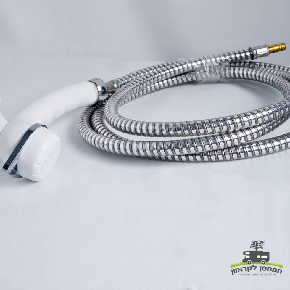 ראש דוש + צינור למקלחת חיצונית REICH צינור מתכתי גמיש ומחבר פליז, אידיאלי להתקנה במערכות אנרגיה סולארית לקרוואנים או בתשתיות קמפינג מודעות לאנרגיה מתחדשת; מתאים לשימוש במקלחות המוזנות ממערכות פוטו-וולטאיות על גבי משטח לבן.