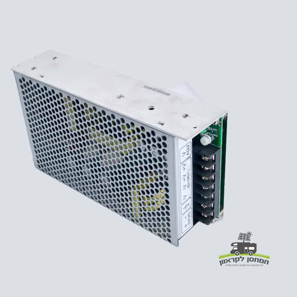 שנאי DC m-24V ל-12V עם כיסוי מחור, רכיבים אלקטרוניים חשופים ומחברים מסומנים—פתרון אידיאלי למערכות אנרגיה סולארית, טכנולוגיות פוטו-וולטאיות ותחנות כח ניידות לאגירה והמרת חשמל ממקורות מתחדשים.