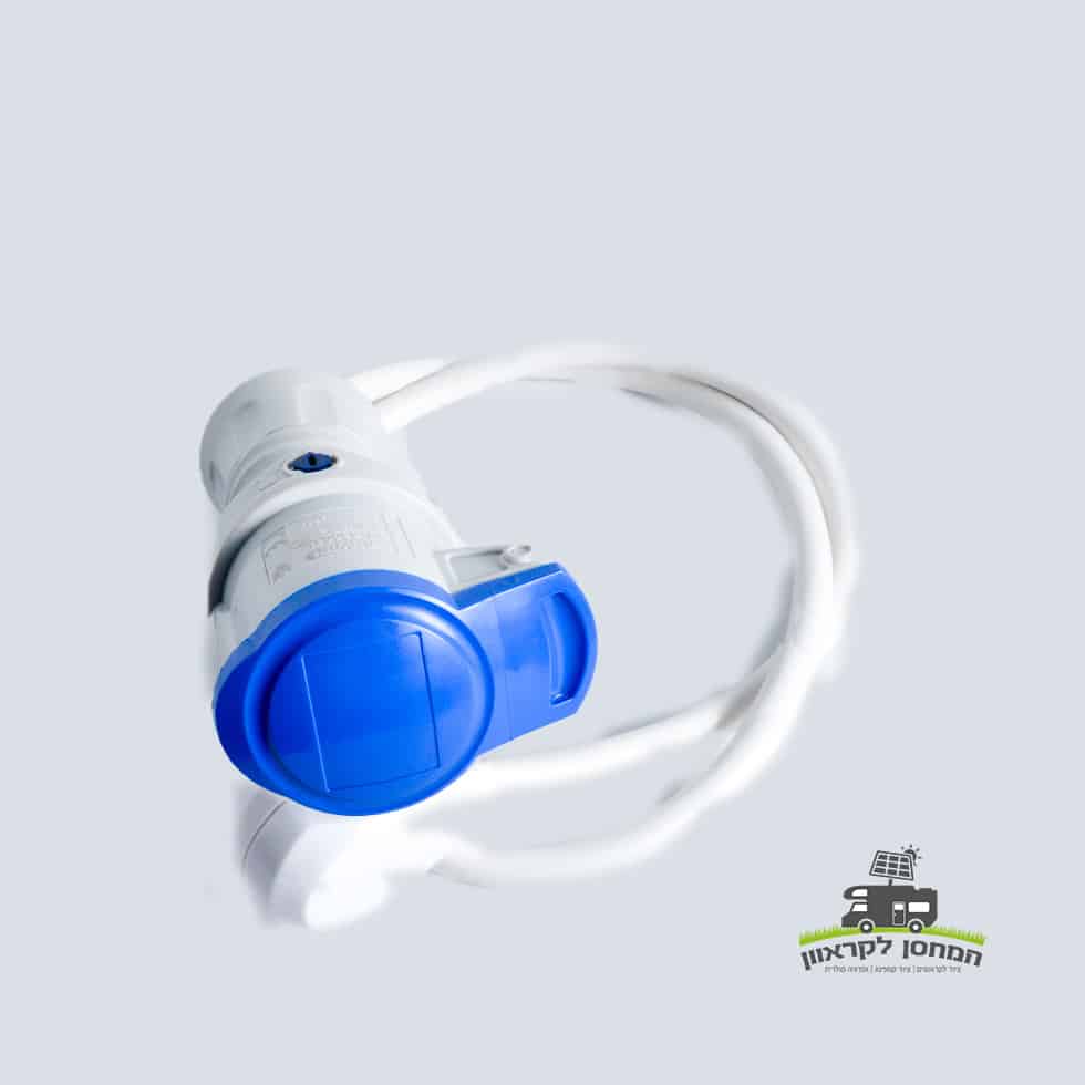 כבל הזנת חשמל לקרוואן בצבע כחול-לבן עם תקע, מוצג על רקע בהיר ומלווה בלוג קטן בעברית; בתמונה נראית גם משאית ירוקה ורמז ל"תחנת כח ביתית" בפינה הימנית התחתונה—המדגישים תשתיות אנרגיה סולארית מתקדמות, טכנולוגית פוטו-וולטאית ופתרונות חדשניים להפקת חשמל מאנרגיה מתחדשת.