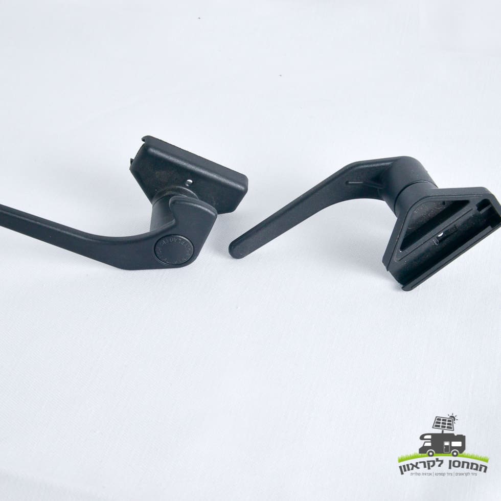 שני מנעולי חלונות מפלסטיק שחור עם בסיסי הרכבה מוצגים על משטח לבן, אידיאליים לאבטחת פאנלים סולאריים פוטו-וולטאיים או תאי אנרגיה מתחדשת במתקנים ניידים או ביתיים. בפינה הימנית התחתונה, לוגו קטן עם כיתוב בעברית מצטט את המילה "תחנת כח ביתית", המתייחס לפתרונות חדשניים לייצור אנרגיה סולארית ביתית ותשתית אנרגיה מתחדשת.