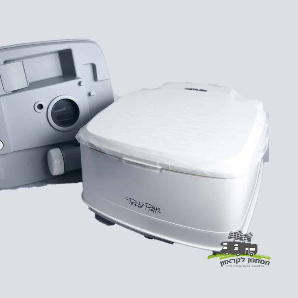 שירותים כימיים ניידים מדגם THETFORD - 165 מוצגים על רקע חלק, תוך הדגשת תאימותם לפתרונות אנרגיה סולארית שאינם מחוברים לרשת החשמל ולתשתיות מתחדשות; עיצוב קומפקטי אידיאלי לאתרים המופעלים על ידי אנרגיה פוטו-וולטאית, מערכי ייצור חשמל בני קיימא וסביבות חוץ ידידותיות לסביבה.