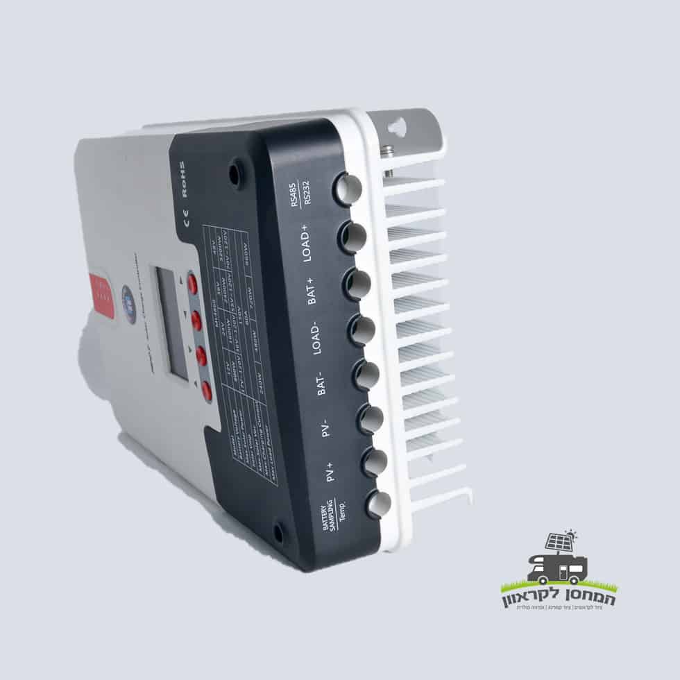 בקר סולארי 60 אמפר MPPT הוא בקר טעינה סולארי מלבני המיועד לייצור חשמל פוטו-וולטאי יעיל, הכולל מספר יציאות מסווגות וסנפירי קירור לתמיכה בתשתית אנרגיה מתחדשת. אידיאלי עבור מערכות אנרגיה סולארית ומוצרים לקרוואנים, מכשיר מתקדם זה מייעל את טעינת הסוללה מפאנלים סולאריים באמצעות טכנולוגיית MPPT. מוצג על רקע רגיל עם לוגו עברי קטן בצד ימין למטה.
